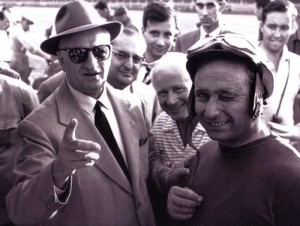 Nonostante l'occhiolino, i rapporti tra Ferrari e Fangio non furono sempre facili. Ma l'argentino divenne campione del mondo anche con le monoposto del cavallino rampante nel 1956